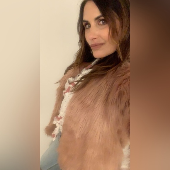 🔥 Forever 21 pink Faux Fur cropped jacket. Small - Picture 2 of 9